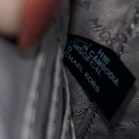Michael Kors Giftables XL Zip Clutch Bag Saffiano Leather “Gray” Heart Studs - Picture 6 of 11